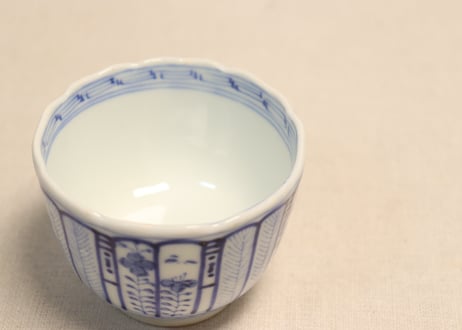明治前期染付花弁に羽根と草花図向付