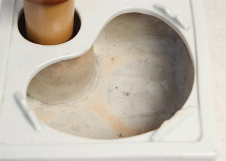 大正白磁煙草盆灰吹付 足にホツ,がたつき
