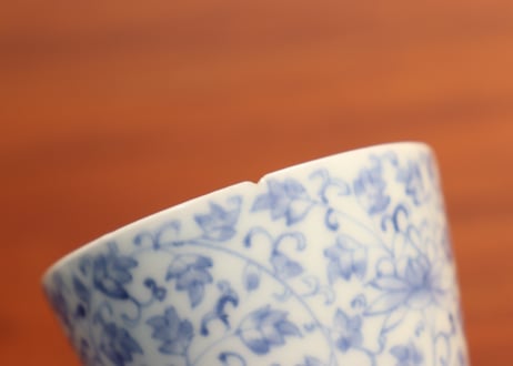 江戸中期染付花唐草図猪口①　ホツ,小ニュウ