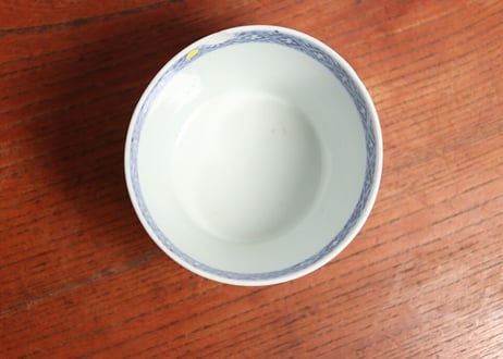 江戸中期染付花唐草文猪口 ホツ