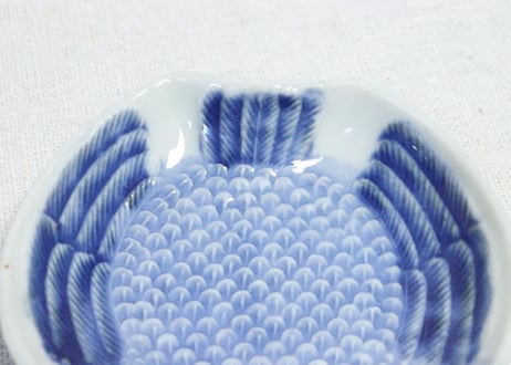 明治前期陽刻染付福良雀型小皿➁　ノミホツ