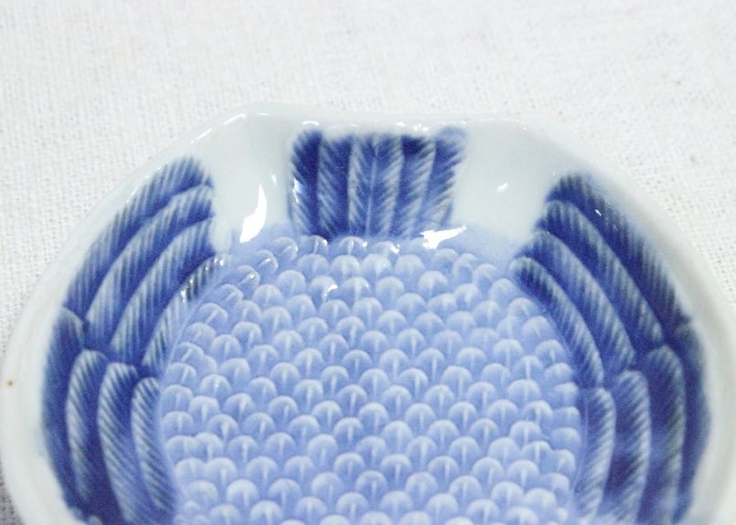 明治前期陽刻染付福良雀型小皿➁ ノミホツ | 吉祥寺PukuPuku 明治前期陽刻染付福良雀型小皿➁ ノミホツ | 吉祥寺PukuPuku