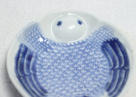 明治前期陽刻染付福良雀型小皿➁　ノミホツ