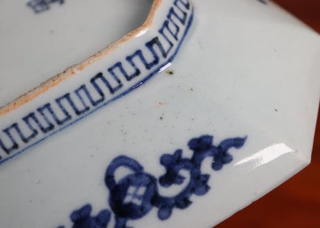 江戸中期染付総柄牡丹図長八角皿③小ホツ