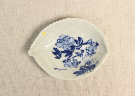 小皿 豆皿 染付 猪口 3枚 草文様 変形唐草文様 明治 大正 昭和初期 小皿 豆皿 染付 猪口 3枚 草文様 変形唐草文様 明治 大正 昭和