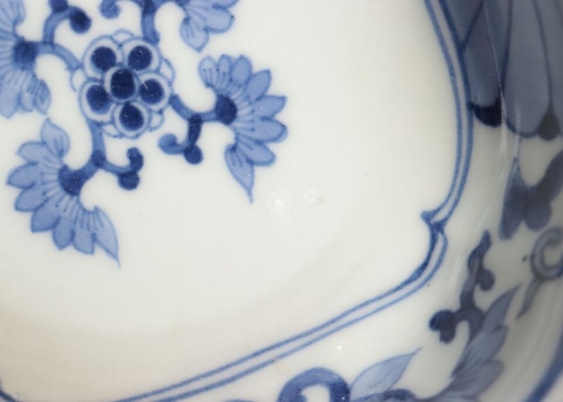 江戸中期藍柿右衛門二方菊と唐草図角なます③ 窯傷 | 吉祥寺PukuPuku