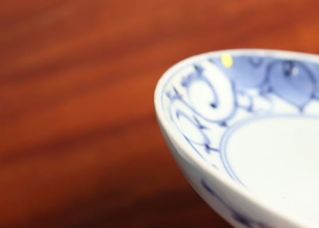 江戸中期染付三方に花と唐草図6寸皿 ノミホツ