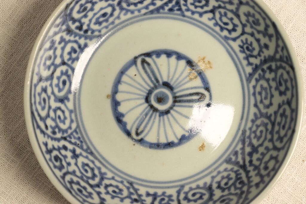 江戸時代末期～明治時代初期頃　後期色鍋島 色絵　唐草文様　約12.5cm　小皿 江戸時代末期～明治時代初期頃 後期色鍋島 色絵 唐草文様 約12.5
