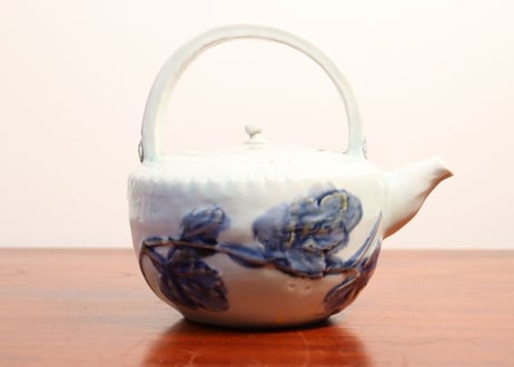江戸後期陽刻染付菊花図銚子 蓋ホツ身ニュウ