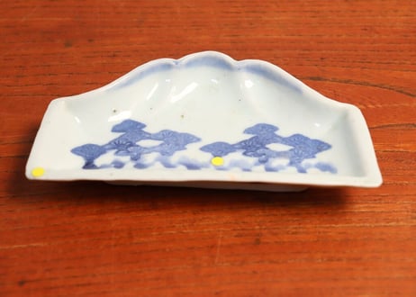 江戸中期コンニャク印判松図富士型小皿 ノミホツ①