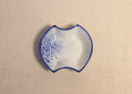 明治後期~大正吹き墨分銅型小皿②　薄め
