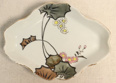 明治後期~大正色絵つわぶき図菱型皿①