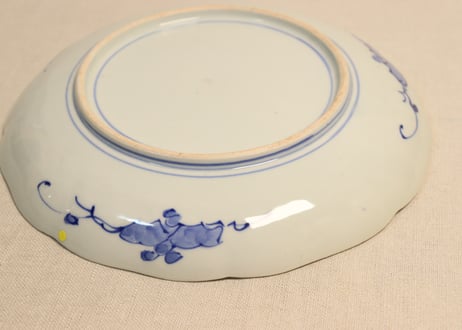 明治前期染付桃の花と羽虫図8寸皿②小ニュウ