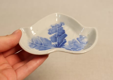 明治前期陽刻染付蔦型小皿