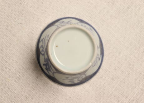 江戸後期染付丸窓に草花図広東型小猪口 高台ホツ