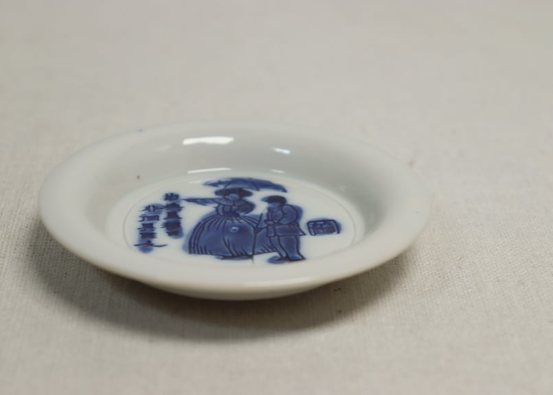 明治前期陰刻染付洋装人物図小皿① | 吉祥寺PukuPuku