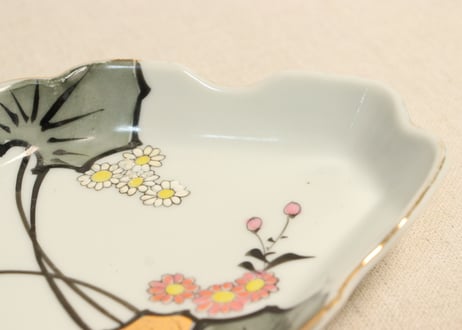 明治後期~大正色絵つわぶき図菱型皿②少かたつき