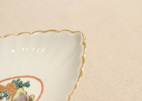 明治前期色絵山水図輪花縁舟形皿②裏黒点
