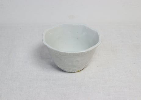 江戸中期白磁陽刻人物と漢詩図八角向付　高台ホツ