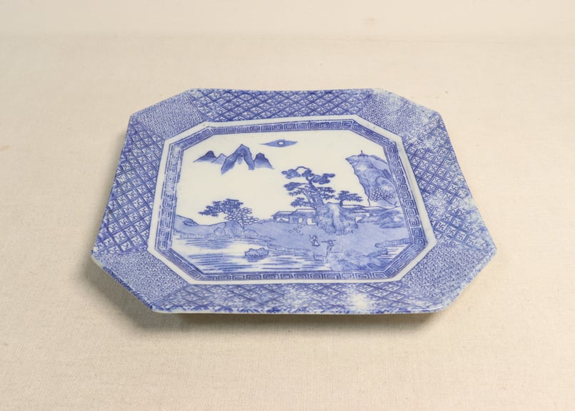 １１５１東大寺記念額皿 秀峰 箱の裏に東大寺北河原 公 典師 の染筆あり 1151東大寺記念額皿 秀峰 箱の裏に東大寺北河原 公 典師