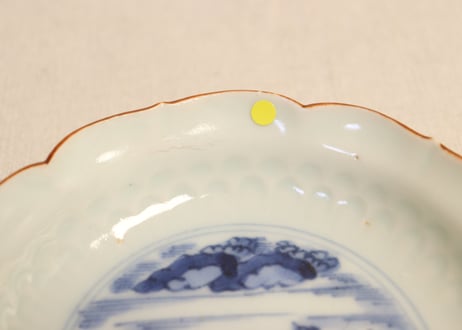 江戸後期染付陽刻鳥図六弁小皿③ 少かたつき,ノミホツ