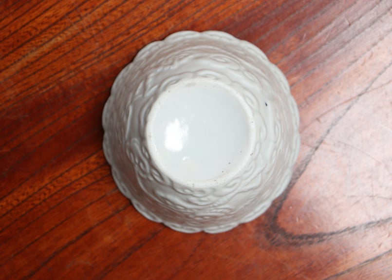 中国 外染付内刻龍図洗筆（碗）　f22500213 江戸中期くらわんか染付扇面と菖蒲図6寸浅鉢 ホツ,ニュウ