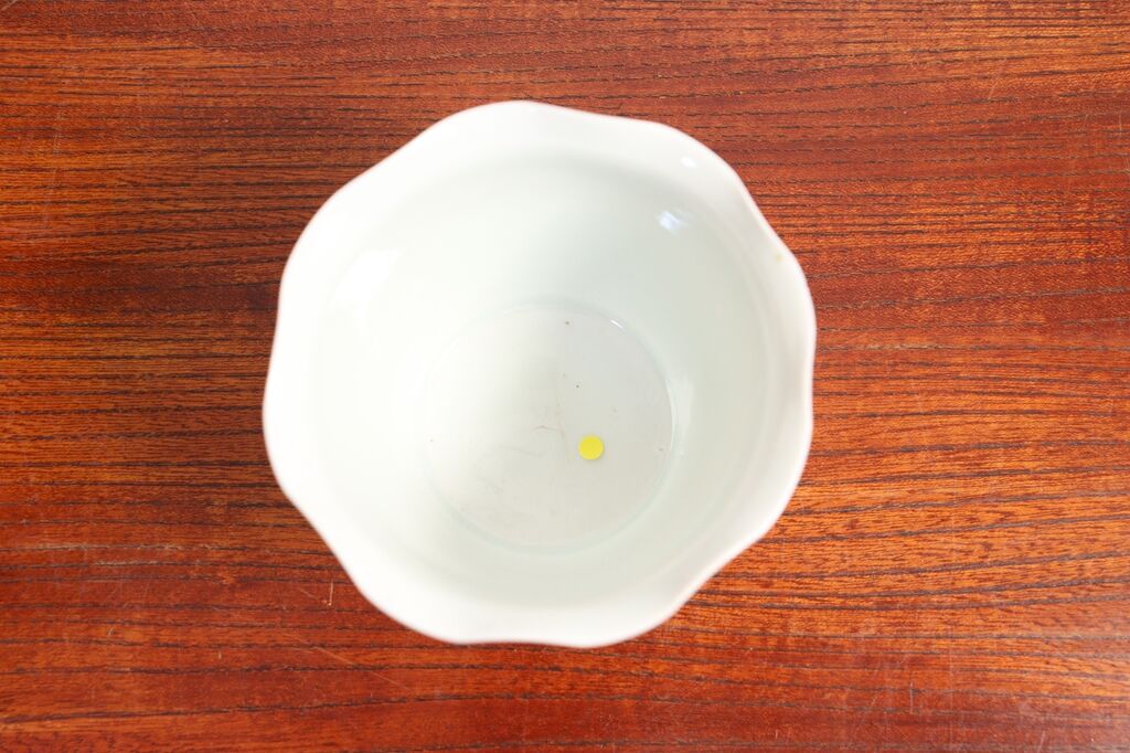 骨董　アンティーク　白磁蕎麦猪口　折縁　縁錆　柿右衛門白磁　柿右衛門　カップ 骨董 アンティーク 白磁蕎麦猪口 折縁 縁錆 柿右衛門白磁 柿右