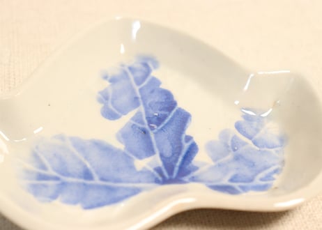 明治前期陽刻染付蔦型小皿