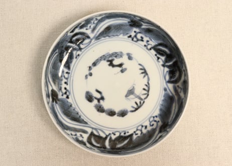 なます皿 2枚 微塵唐草 見込松竹梅 染付 蛇の目 銘 冨貴長春 窯傷 なます皿 2枚 微塵唐草 見込松竹梅 染付 蛇の目 銘 冨貴長春 窯