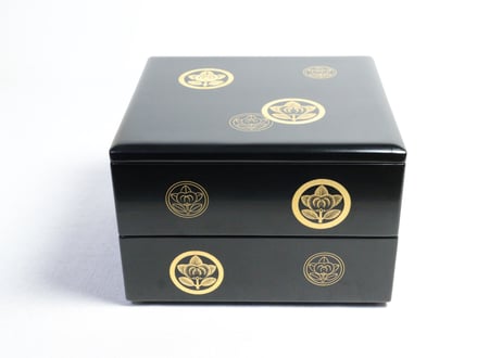 内朱黒塗沈金橘紋ニ段重　重台､共箱付