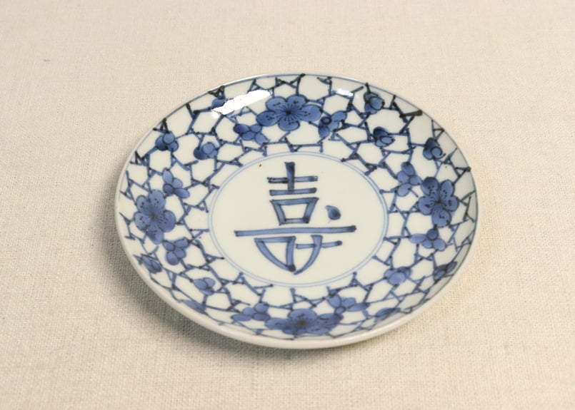江戸中期染付氷裂に梅と寿文字図小皿① | 吉祥寺PukuPuku