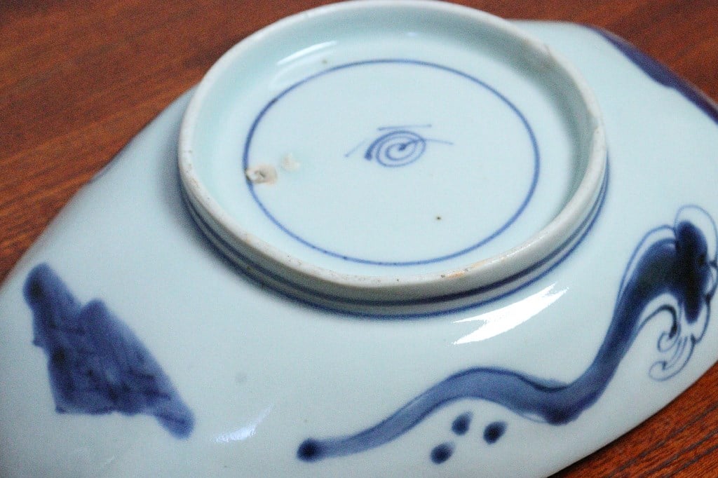 【名品❗】江戸時代前期〜中期　藍九谷様式 鮎の図　16.8cm皿　皿裏　唐草文様 名品❗】江戸時代前期〜中期 藍九谷様式 鮎の図 16.8cm皿 皿裏 唐草