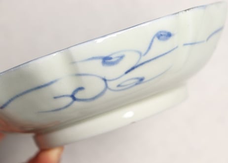 江戸幕末東北の焼染付三方に牡丹と唐草図なます皿①