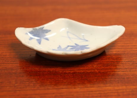 江戸中期コンニャク印判紅葉図銀杏型豆皿　ノミホツ,かたつき