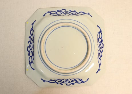 明治前期ベロ藍菊に蝶図角皿②　ノミホツ,かたつき