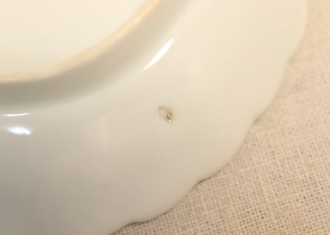 明治後期～大正陽刻染付菊花図楕円皿　少かたつき