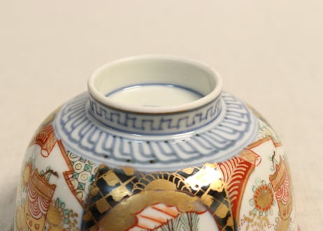 明治前期色絵桃に山水と鳥籠図通り物飯茶碗
