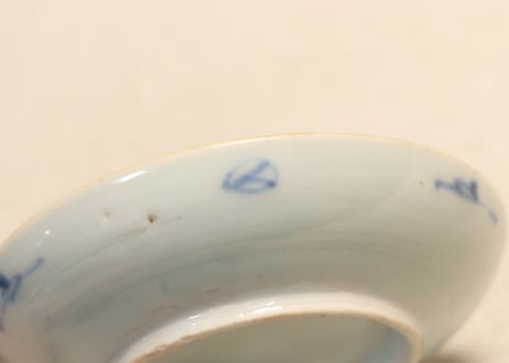 明治前期色絵陰刻麻の葉と桜図小皿②　窯傷