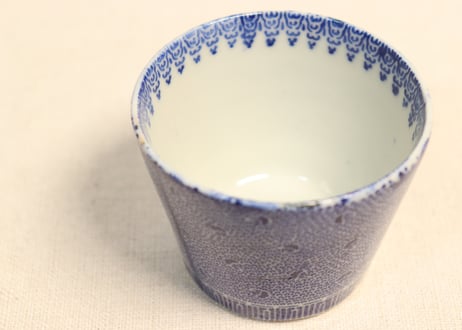 明治前期紙刷微塵唐草図猪口②　歪み,窯傷