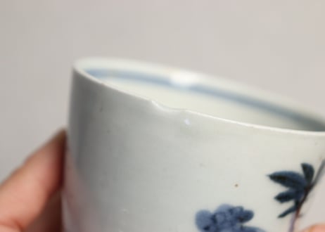 江戸後期染付牡丹と蝶図猪口 少甘手