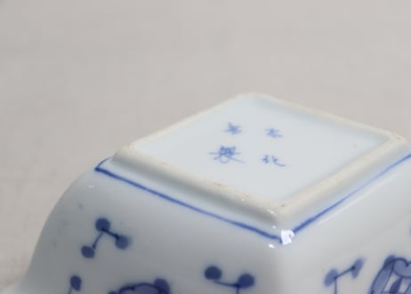 明治後期~大正染付牡丹と山水図菱形小鉢②少かたつき
