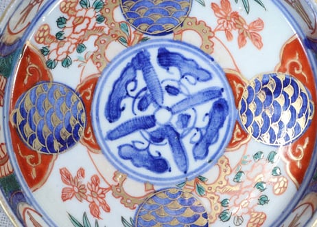 明治前期色絵牡丹と青玉に青海波図縁立小皿②　縁浅め