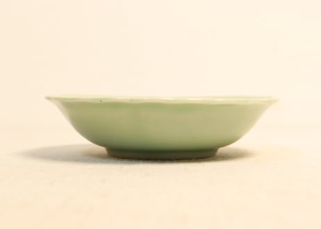 大正～昭和戦前青磁陽刻菊図小皿