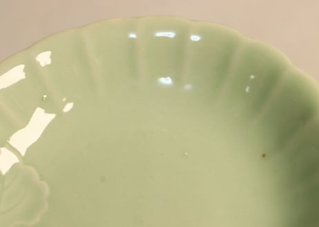 大正～昭和戦前青磁陽刻菊図小皿