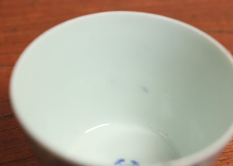 江戸中期染付花唐草図猪口③　ホツ,ニュウ