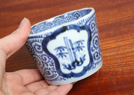 江戸後期染付蛸唐草に松竹梅窓絵図猪口　ノミホツ