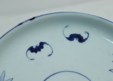江戸中期染付菊と蝙蝠図7寸皿 少カマキズ,少がたつき
