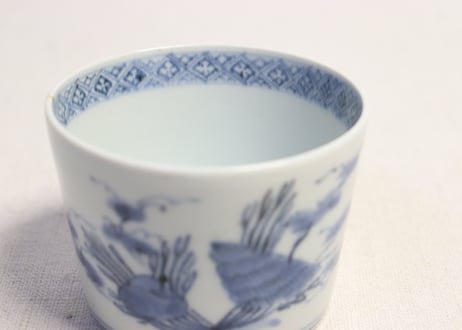 江戸後期染付貝と海藻図猪口　高台ノミホツ