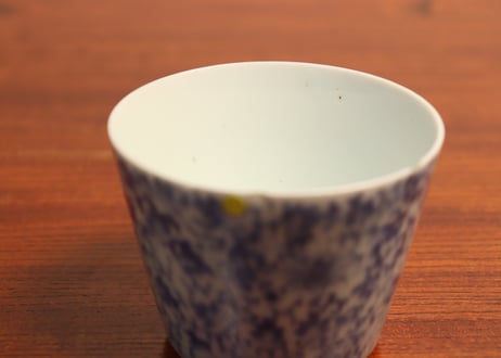 江戸中期染付花唐草図猪口②　ホツ,流れ