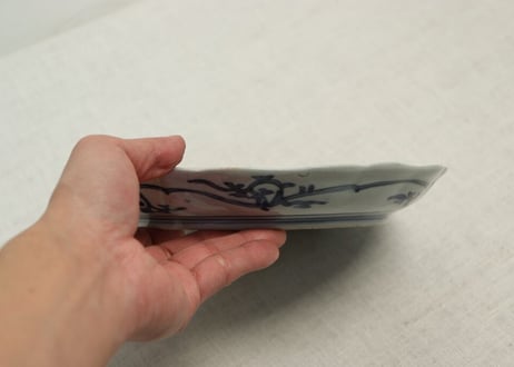 江戸中期染付牡丹唐草文7寸皿 フリモノ,がたつき